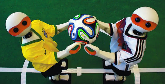 Humanoide Roboter: Roboter spielen Fußball