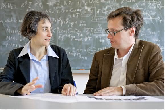 Laura Heyderman, Forscherin am PSI und ETH Zürich-Professorin, im Gespräch mit Peter Derlet von der Forschungsgruppe Therorie der Kondensierten Materie am PSI. (Bild: PSI / Markus Fischer)