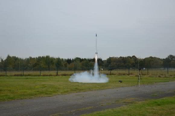 Die CanSat-Rakete beim Start. (© DLR (CC BY 3.0 DE))