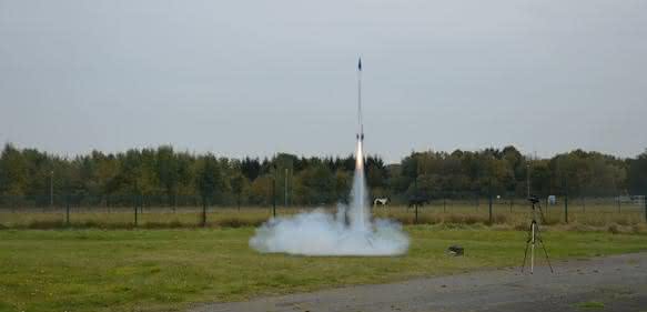 Die CanSat-Rakete beim Start. (© DLR (CC BY 3.0 DE))