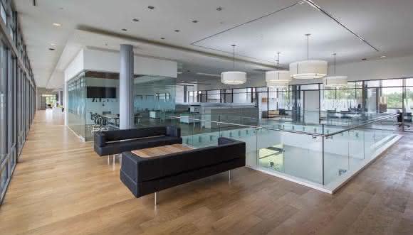 IKA Büros USA: Böden, Tische, Theken und Vertäfelungen aus edlem Holz korrespondieren mit Stahl, Glas und klassisch-modernem Mobiliar. IKA Büros USA: Böden, Tische, Theken und Vertäfelungen aus edlem Holz korrespondieren mit Stahl, Glas und klassisch-modernem Mobiliar.