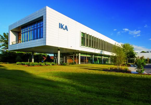 IKA Firmengebäude USA: Die neue US-amerikanische Niederlassung von IKA® scheint dank seiner filigranen Stützen und des verglasten Unterbaus zu schweben. IKA Firmengebäude USA: Die neue US-amerikanische Niederlassung von IKA® scheint dank seiner filigranen Stützen und des verglasten Unterbaus zu schweben.