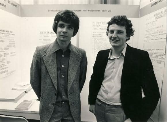 Jürgen Hescheler (rechts) mit seinem Teamkollegen Ulrich Mansmann beim Bundeswettbewerb 1978. (Quelle: Stiftung Jugend forscht e. V.)