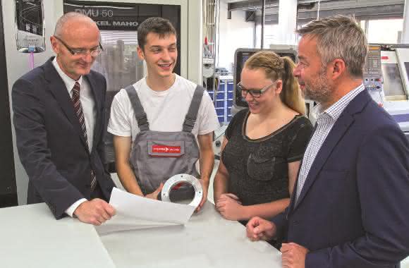 Pfeiffer Vacuum: Vorstandsmitglied Matthias Wiemer (links) und Vorstandsvorsitzender Manfred Bender (rechts) mit Auszubildenden in der Ausbildungswerkstatt