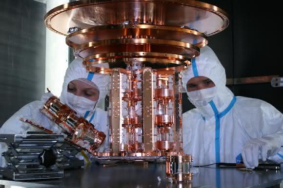 Einbau von Detektormodulen in das CRESST-Experiment. (Foto: MPP)