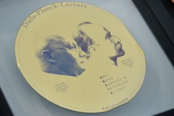 Diels-Planck-Medaille. Die Medaille wurde aus einem Siliciumwafer im Reinraum der Technischen Fakultät hergestellt.