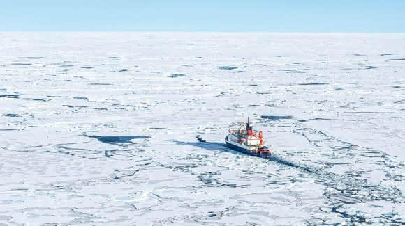 Forschungsschiff Polarstern im arktischen Eis