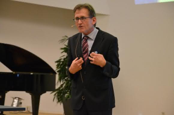 In seiner motivierenden Keynote sprach Prof. Ben Feringa gezielt den wissenschaftlichen Nachwuchs an: „Überschreiten sie wissenschaftliche Grenzen und versuchen Sie, Neues zu entwickeln – denn es gibt viel zu tun.“ (Foto: Sebastian Maas)