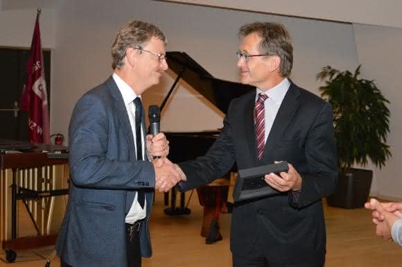Prof. Rainer Herges (links) überreichte dem Preisträger die Medaille. Die Preisverleihung fand im Rahmen der Tagung „European Symposium on Organic Reactivity“ in Kiel statt. (Foto: Sebastian Maas)
