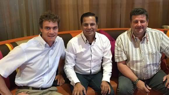 Vertragsunterzeichnung mit Thierry Wolter, Rakesh Aghi und Jacques Lanners