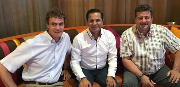 Vertragsunterzeichnung mit Thierry Wolter, Rakesh Aghi und Jacques Lanners