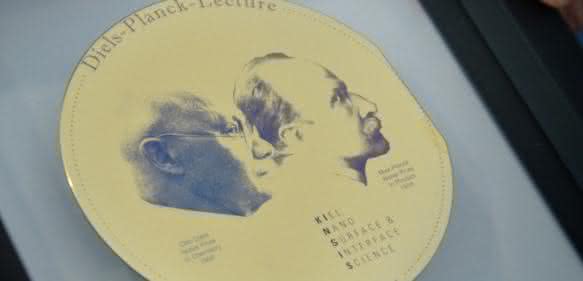Diels-Planck-Medaille. Die Medaille wurde aus einem Siliciumwafer im Reinraum der Technischen Fakultät hergestellt.
