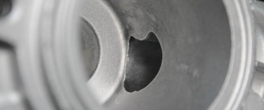 Pumpengehäuse entgraten und reinigen