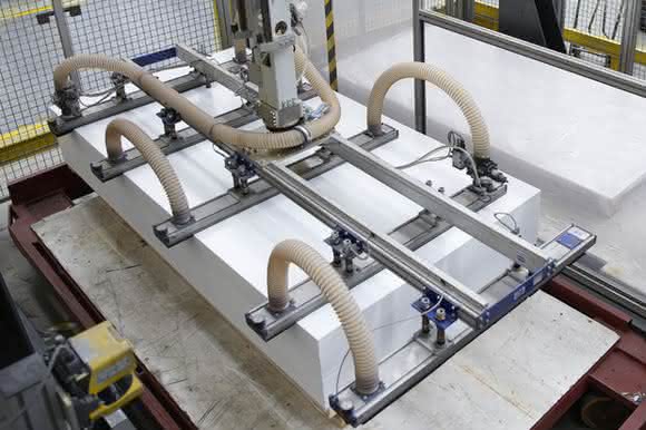 Saugspinnen transportieren empfindliche PVC-Platten: Hier ist die Folie kein Problem Saugspinnen transportieren empfindliche PVC-Platten: Hier ist die Folie kein Problem