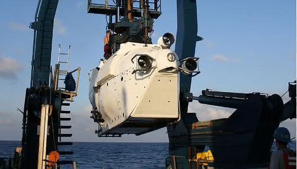 Forschungsschiff Atlantis mit U-Boot