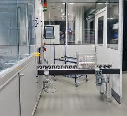 7-Zonen-Ultraschallreinigungsanlage vor dem Reinraum