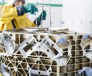 Vorreinigung eines Satellitenbauteils Vorreinigung eines Satellitenbauteils