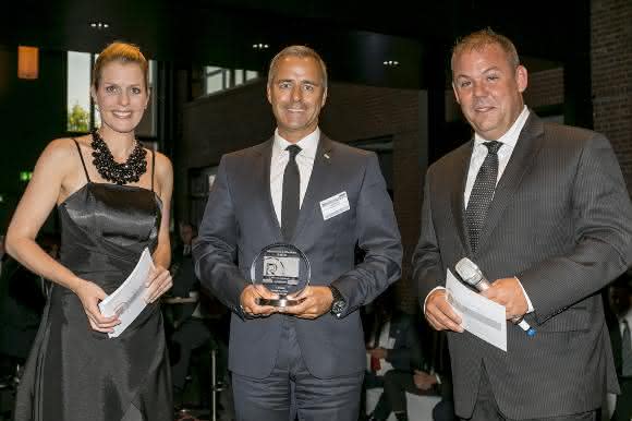 Jörg Engels mit Alexandra von Lingen und Frank Hochhäusler Jörg Engels von Mann-Filter nimmt den Preis für die beste Marke in der Kategorie Filter entgegen