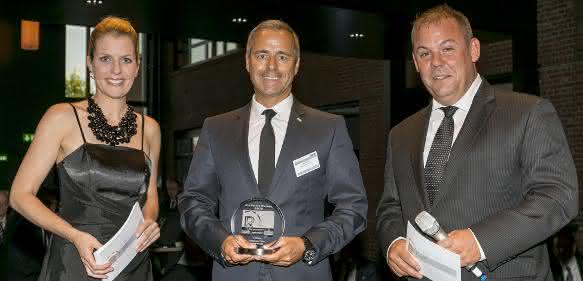Jörg Engels von Mann-Filter nimmt den Preis für die beste Marke in der Kategorie Filter entgegen