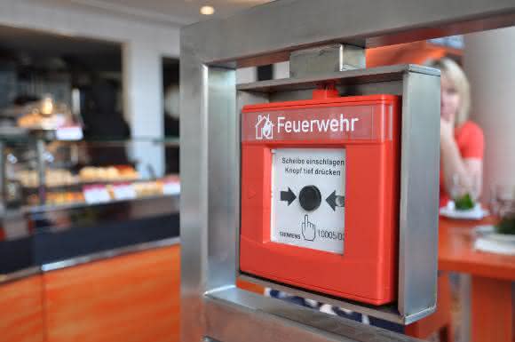 Handfeuermelder Handfeuermelder ergänzt die Brandmelder an der Decke