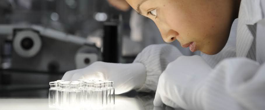 Mitarbeiterin im Schott Werk Suzhou Schott Werk Suzhou