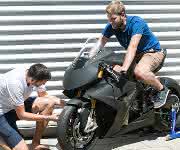 Elektromotorrad "T0RR" mit  Lukas Wheldon und Christian Sander