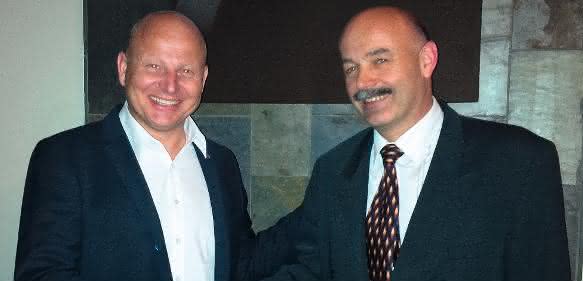 Jürgen Ruther, HUMMEL AG, und Mark Cartlidge, Displaze UK, bei der Vertragsunterzeichnung
