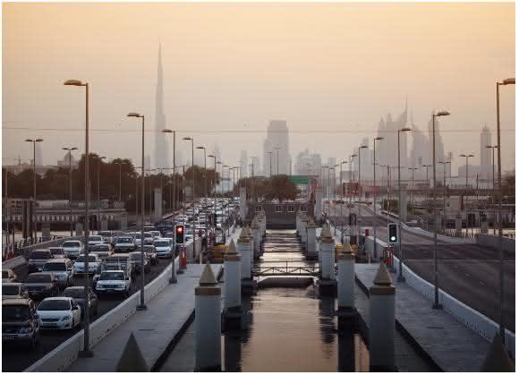 Schwimmbrücke in Dubai Stadt Provisorische Schwimmbrücke über dem Dubai Creek