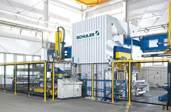 Schuler-Presse mit Multizylinder-Technik Schuler-Presse mit Multizylinder-Technik für Hisaka