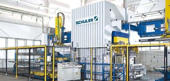 Schuler-Presse mit Multizylinder-Technik Schuler-Presse mit Multizylinder-Technik für Hisaka