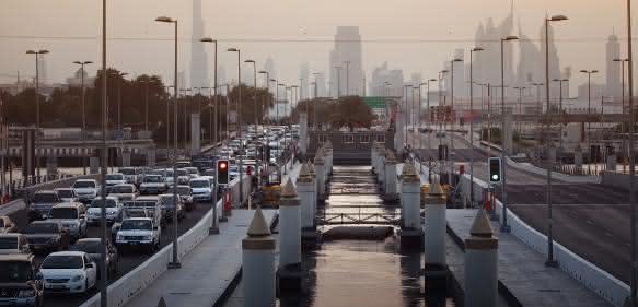 Provisorische Schwimmbrücke über dem Dubai Creek