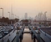 Provisorische Schwimmbrücke über dem Dubai Creek