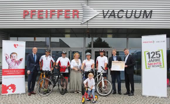 Spendenübergabe bei Pfeiffer Vacuum Pfeiffer Vacuum spendet 10.000 Euro an Stiftung KinderHerz