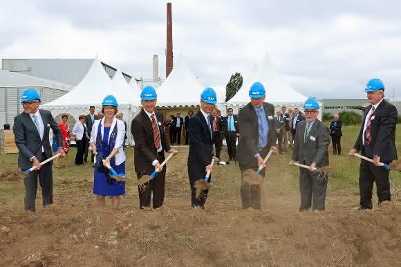 Spatenstich in neue Prüfstands-Dimensionen bei SKF SKF baut neues Großlager-Prüfzentrum