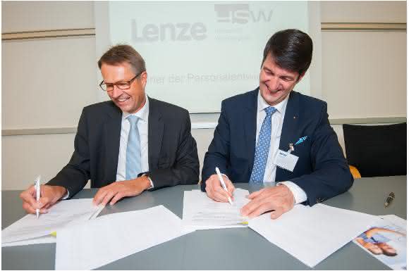 Christian Wendler, Vorstandsvorsitzender der Lenze SE und Prof. Dr. Volkmar Langer, Präsident der Hochschule Weserbergland