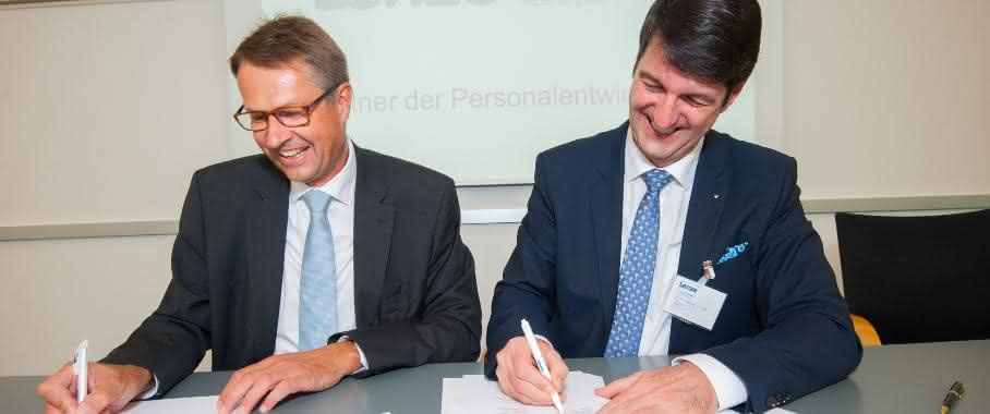 Christian Wendler und Volkmar Langer Christian Wendler, Vorstandsvorsitzender der Lenze SE und Prof. Dr. Volkmar Langer, Präsident der Hochschule Weserbergland