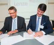 Christian Wendler, Vorstandsvorsitzender der Lenze SE und Prof. Dr. Volkmar Langer, Präsident der Hochschule Weserbergland