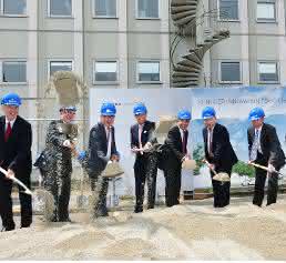 Spatenstich bei Schuler Dr. Peter Jost, Wolfgang Leitner, Stefan Klebert, Guido Till und Norbert Broger