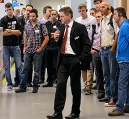 Markus Haas zeigt Ultraschall-Generatoren Firmenführung bei den Technologietagen