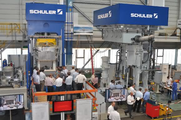 Schuler Hausmesse in Waghäusel Heiß-Kalt-Ziehpresse (links) und die Hydroforming-Anlage