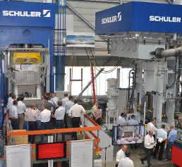 Schuler Hausmesse in Waghäusel Heiß-Kalt-Ziehpresse (links) und die Hydroforming-Anlage