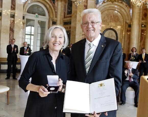 Renate Pilz und Winfried Kretschmann Renate Pilz erhält die Staufermedaille