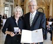 Renate Pilz erhält die Staufermedaille
