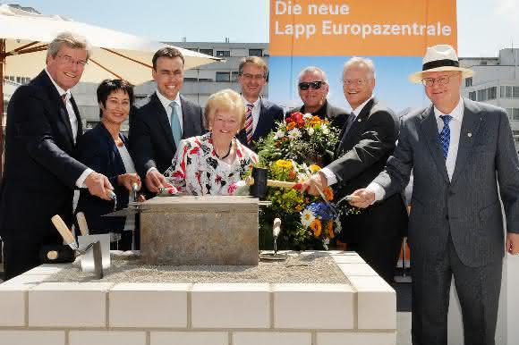 Thomas Bopp, Petra Kimmerle, Dr. Nils Schmid, Ursula Ida Lapp, Michael Föll, Werner Schwarz, Siegbert E. Lapp, Andreas Lapp Der Grundstein der neuen Lapp Europazentrale ist gelegt