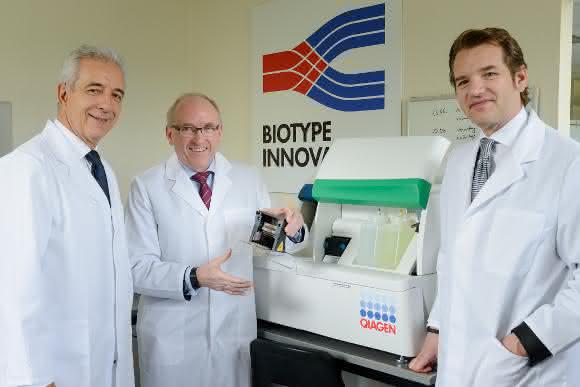 Ministerpräsident von Sachsen Stanislaw Tillich mit Geschäftsführer der Biotype Diagnostics Dr. Wilhelm Zörgiebel und Chief Executive Officer der QIAGEN Peer M. Schatz Ministerpräsident von Sachsen Stanislaw Tillich mit Geschäftsführer der Biotype Diagnostics Dr. Wilhelm Zörgiebel und Chief Executive Officer der QIAGEN Peer M. Schatz