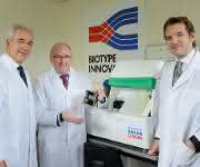Ministerpräsident von Sachsen Stanislaw Tillich mit Geschäftsführer der Biotype Diagnostics  Dr. Wilhelm Zörgiebel und Chief Executive Officer der QIAGEN Peer M. Schatz