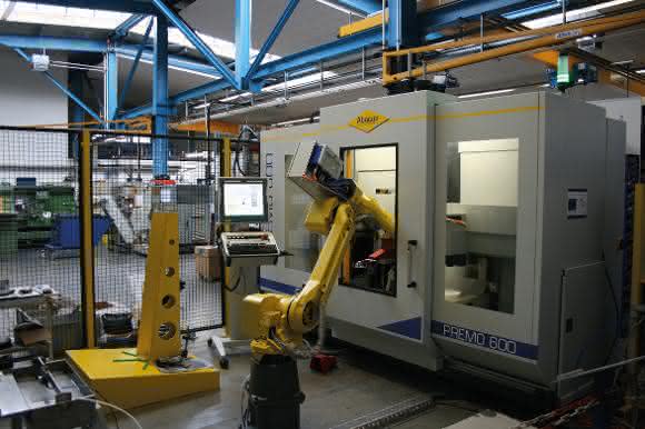 Roboter Lucy an der Abacus Premo 600 Robotergestütztes Metalldrücken bei Jeßegus