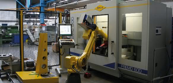 Roboter Lucy an der Abacus Premo 600 Robotergestütztes Metalldrücken bei Jeßegus