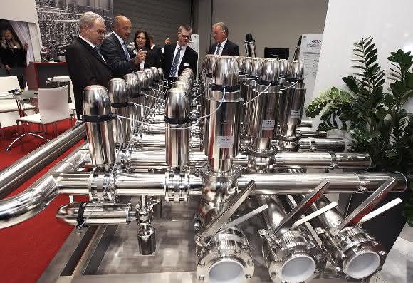 Fachgespräche auf der Achema Messestand auf der Achema