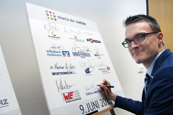 Daniel Reif unterzeichnet für Ziehl-Abegg die Charta der Vielfalt im Heilbronner Welcome Center